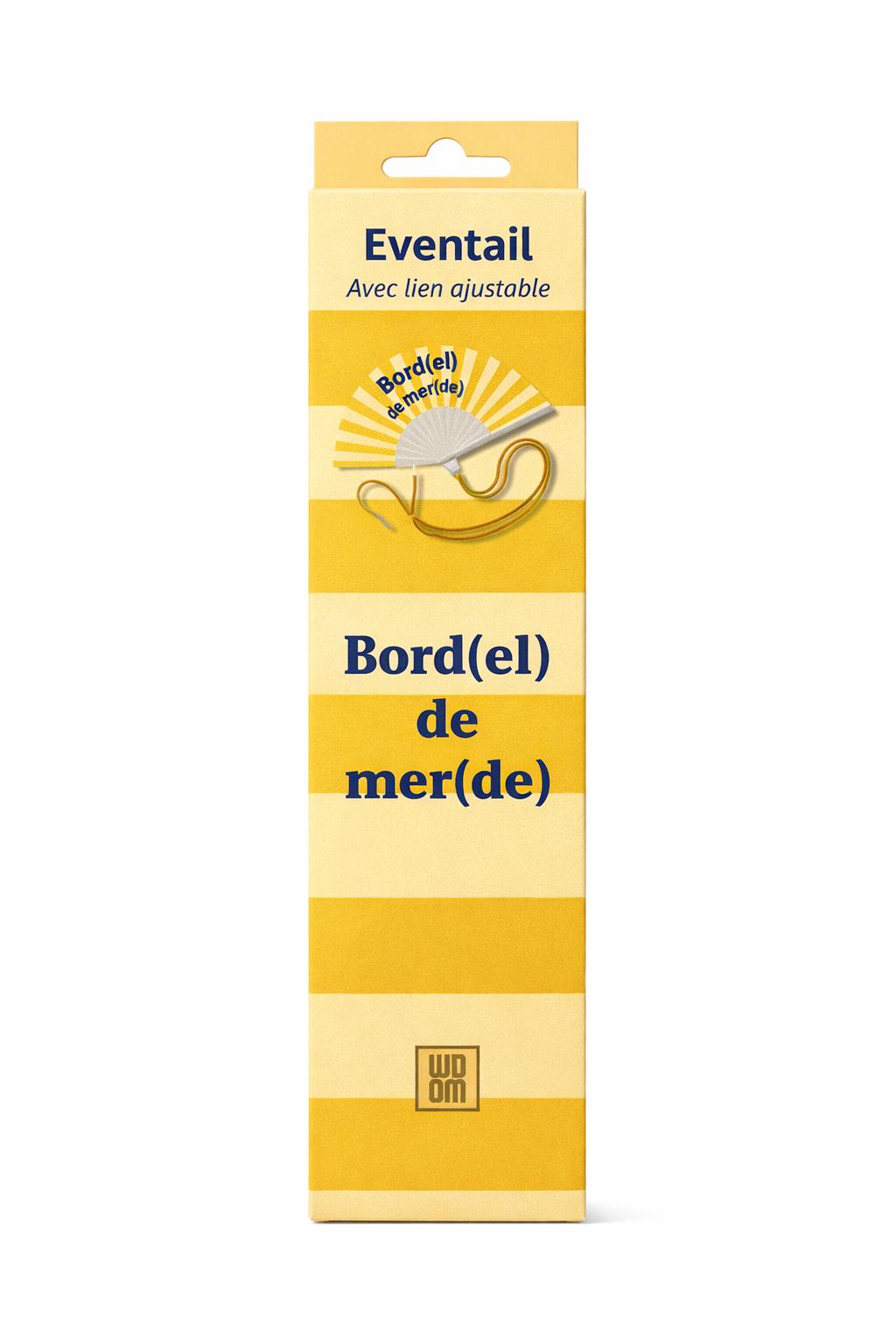 Boîte cadeau de l’éventail « Bord(el) de mer(de) », à rayures jaunes avec illustration de l’éventail.
Packaging élégant et coloré, parfait pour un cadeau original et plein d’humour.