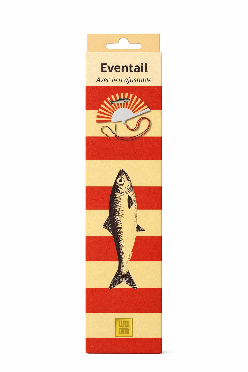 Éventail Sardine avec lien ajustable, livré dans une boîte cadeau rayée. Un accessoire d’été graphique et marin, pratique et original.
