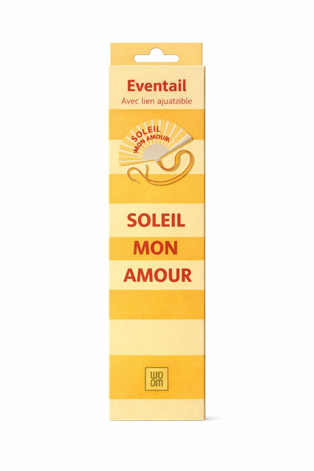 Boîte cadeau rayée jaune et crème, assortie à l’éventail « Soleil mon amour ».
Un packaging soigné, graphique et lumineux, pensé pour une présentation parfaite en boutique ou en cadeau.