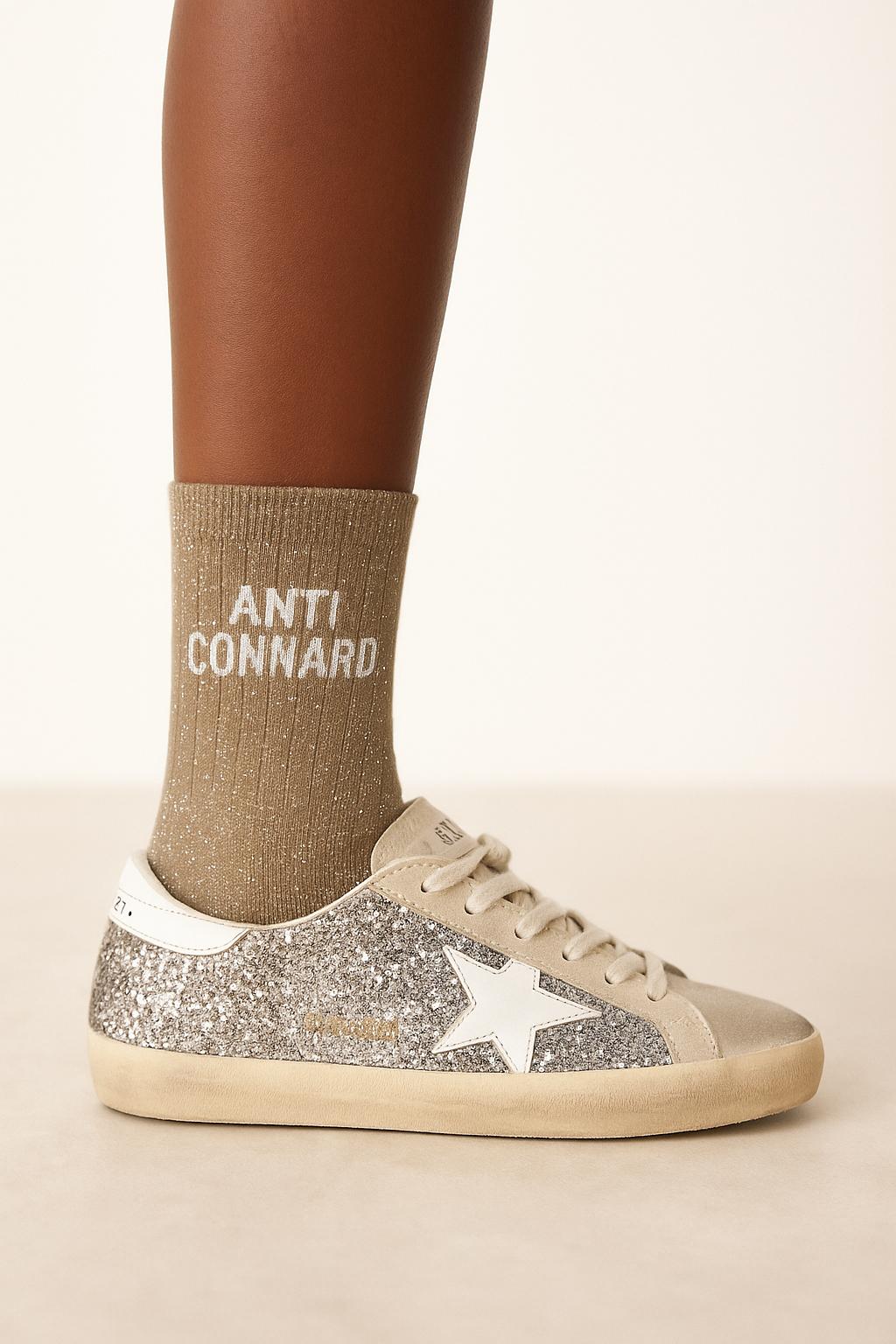 Chaussettes beiges à paillettes modèle  "Anti Connard" portées - Look tendance chaussettes glitter - Woom