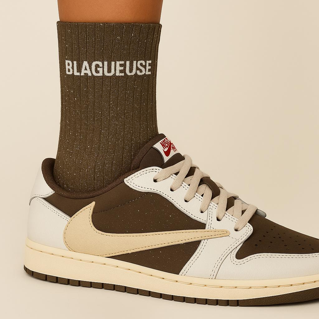 Chaussettes Kaki à paillettes modèle  "Blagueuse" portées - Look tendance chaussettes glitter - Woom