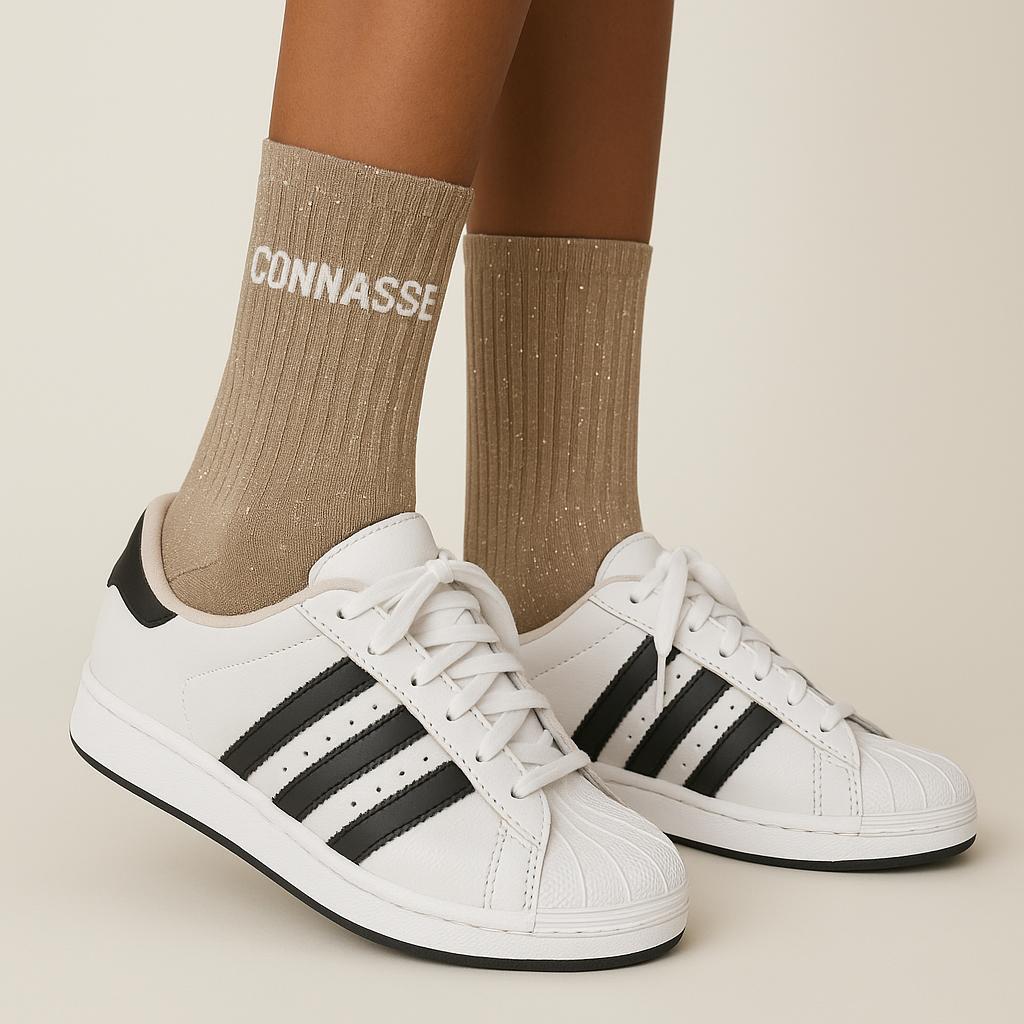 Chaussettes Beiges à paillettes modèle  "Connasse" portées  - Look Tendance femme - Woom