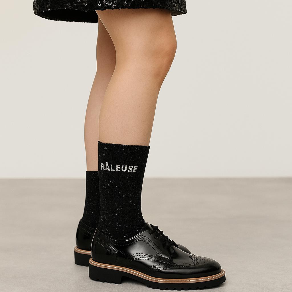 Chaussettes Noires à paillettes modèle  "Râleuse" portées -  Look Tendance Chaussettes Glitter - Woom