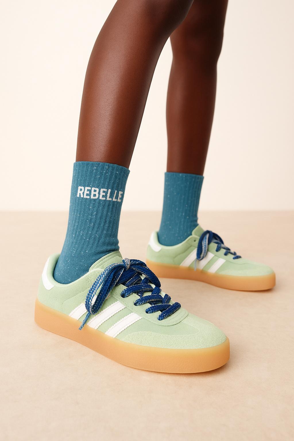 Chaussettes Turquoise à paillettes modèle  "Rebelle" portées  - Look tendance chaussettes glitter - Woom