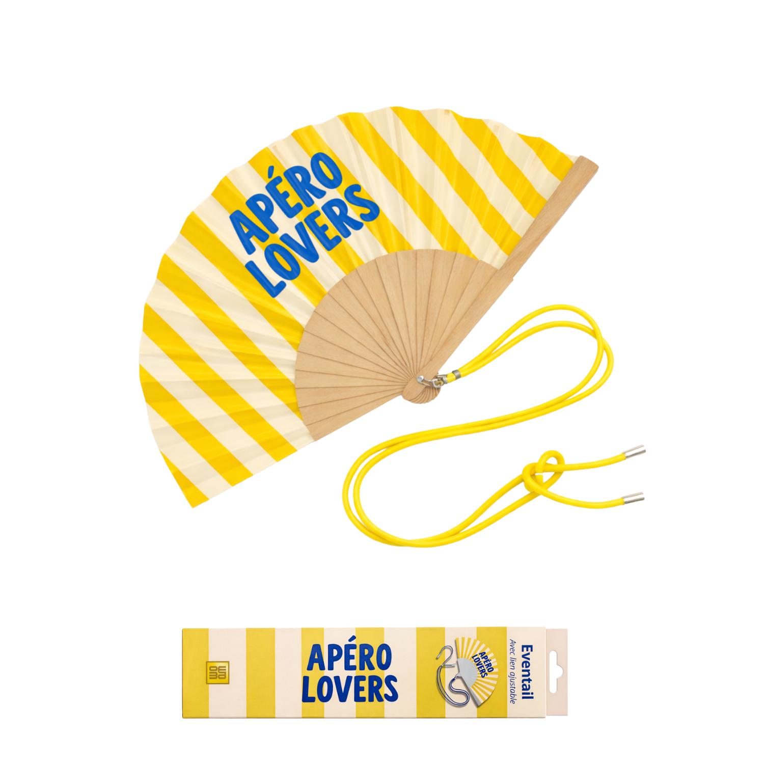 Éventail APÉRO LOVERS présenté avec sa boîte cadeau assortie.
Un ensemble aux rayures jaunes et écrues, idéal pour offrir ou pour une mise en avant en boutique.
Le packaging protège l’éventail tout en mettant en valeur son univers estival et convivial.