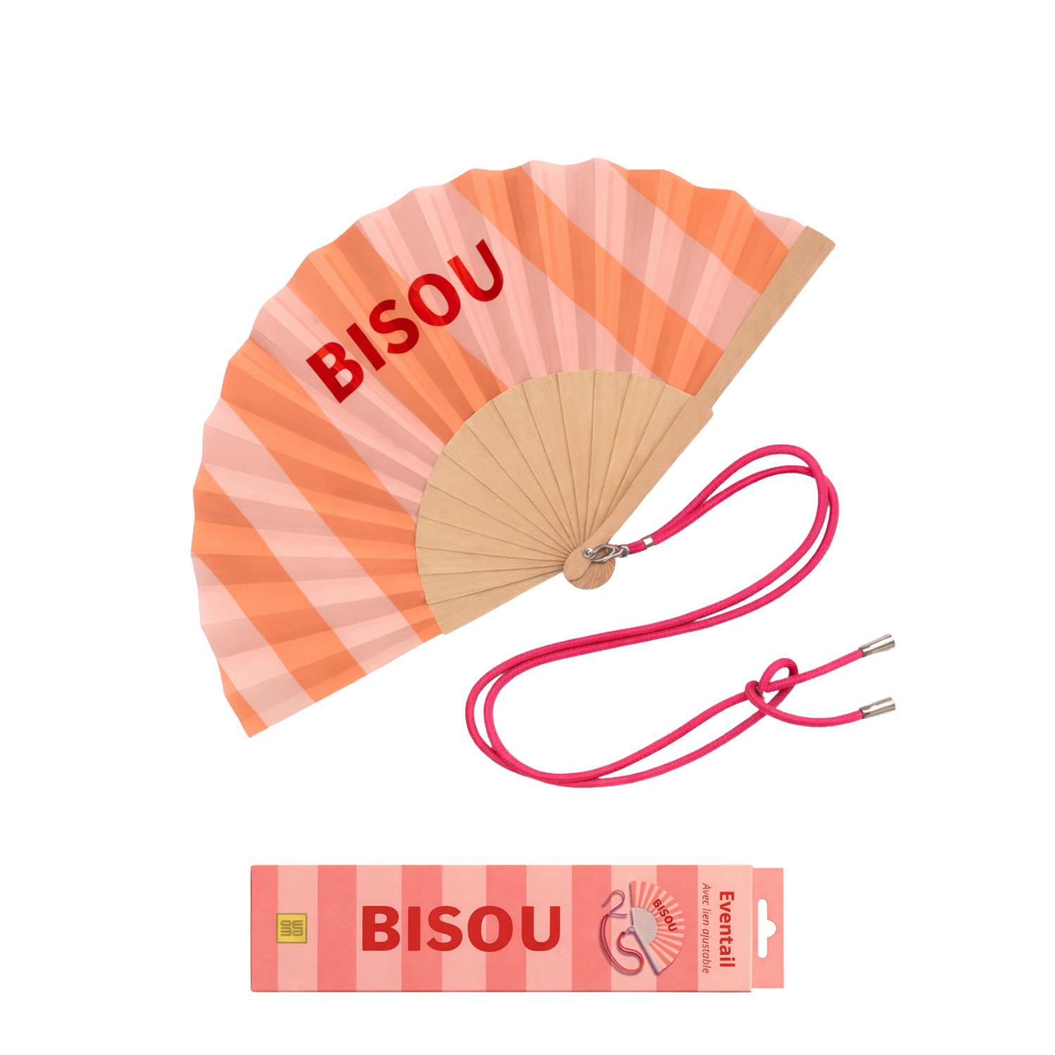 Éventail « Bisou » avec bandoulière ajustable, présenté avec sa boîte cadeau assortie.
Un accessoire estival pratique et stylé, prêt à offrir.