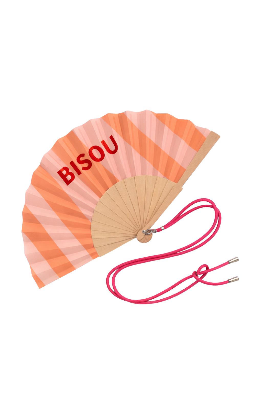 Éventail avec bandoulière ajustable « Bisou », aux rayures rose et pêche et message rouge.
Léger, pratique et facile à porter à l’épaule ou au poignet.