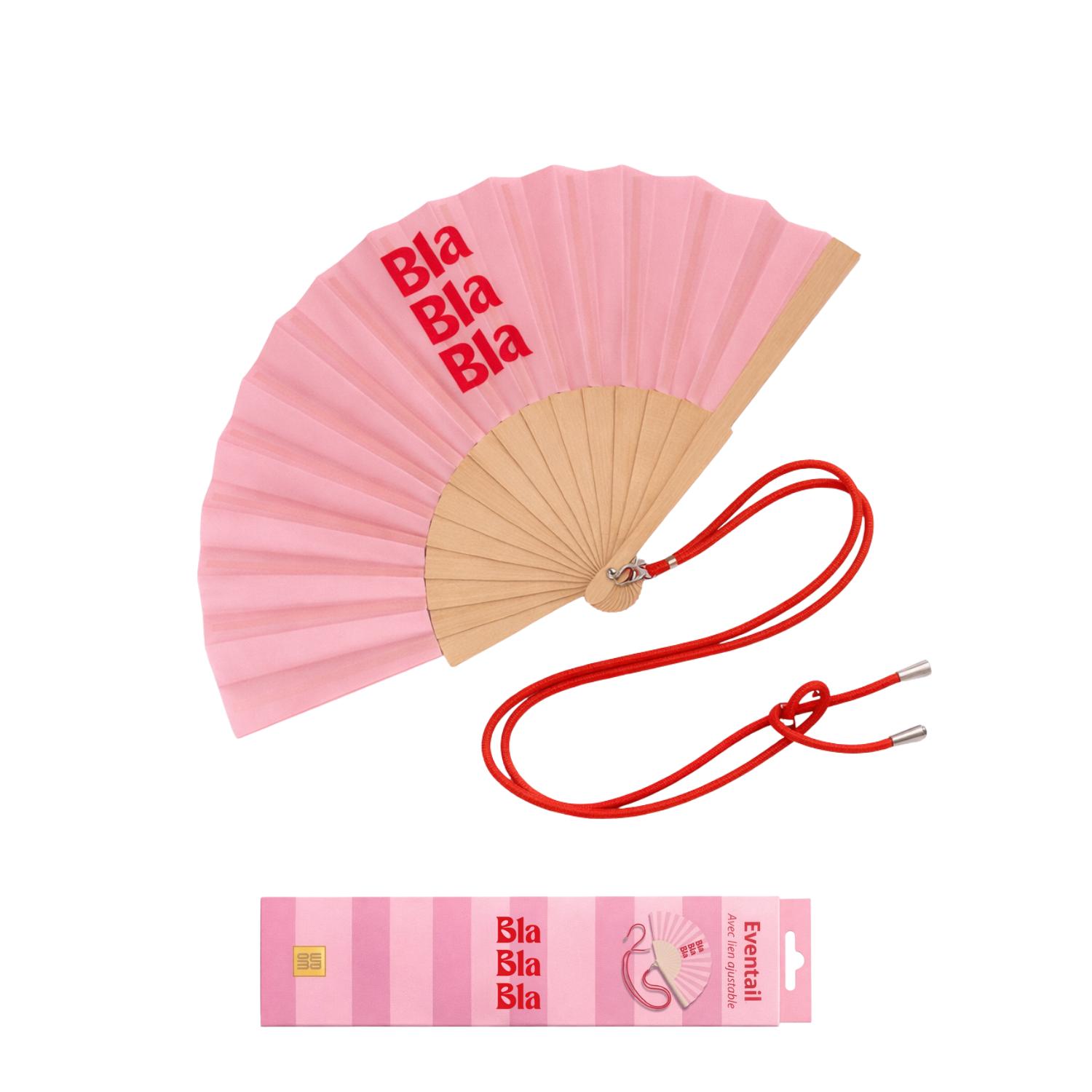 Éventail « Bla Bla Bla » présenté avec sa boîte cadeau assortie.
Un duo pratique et esthétique, idéal à offrir ou à s’offrir, avec un packaging coloré qui reprend l’univers graphique du modèle.