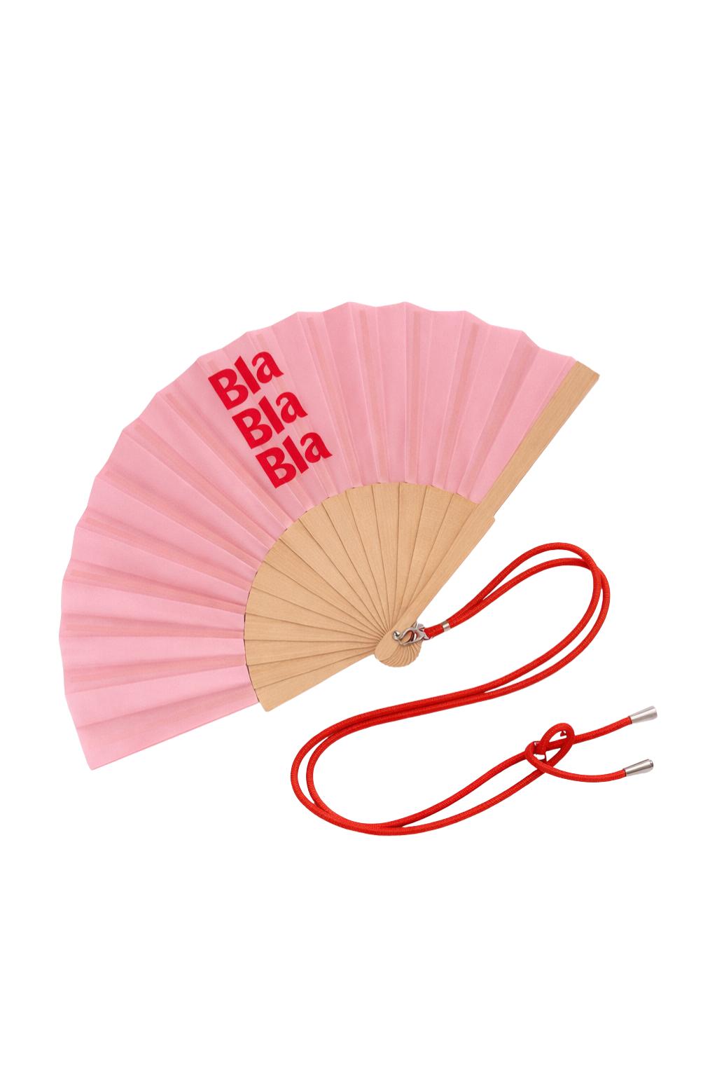 Éventail « Bla Bla Bla » avec lien ajustable.
Structure en bois naturel et toile imprimée rose, pour un accessoire léger, maniable et parfait en cas de forte chaleur.