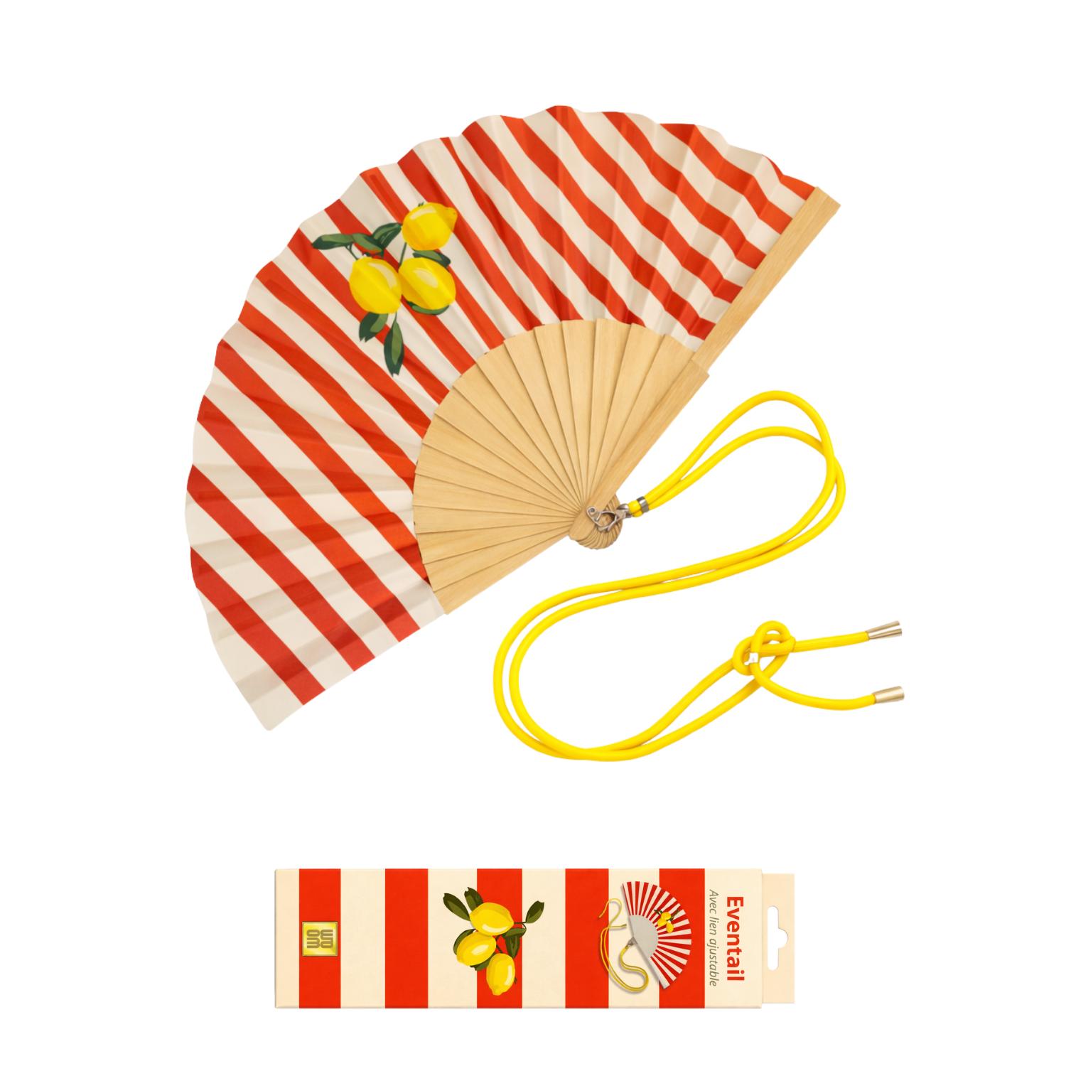 Éventail avec bandoulière présenté avec sa boîte cadeau assortie, aux rayures rouges et crème et motif citron, idéal pour offrir.