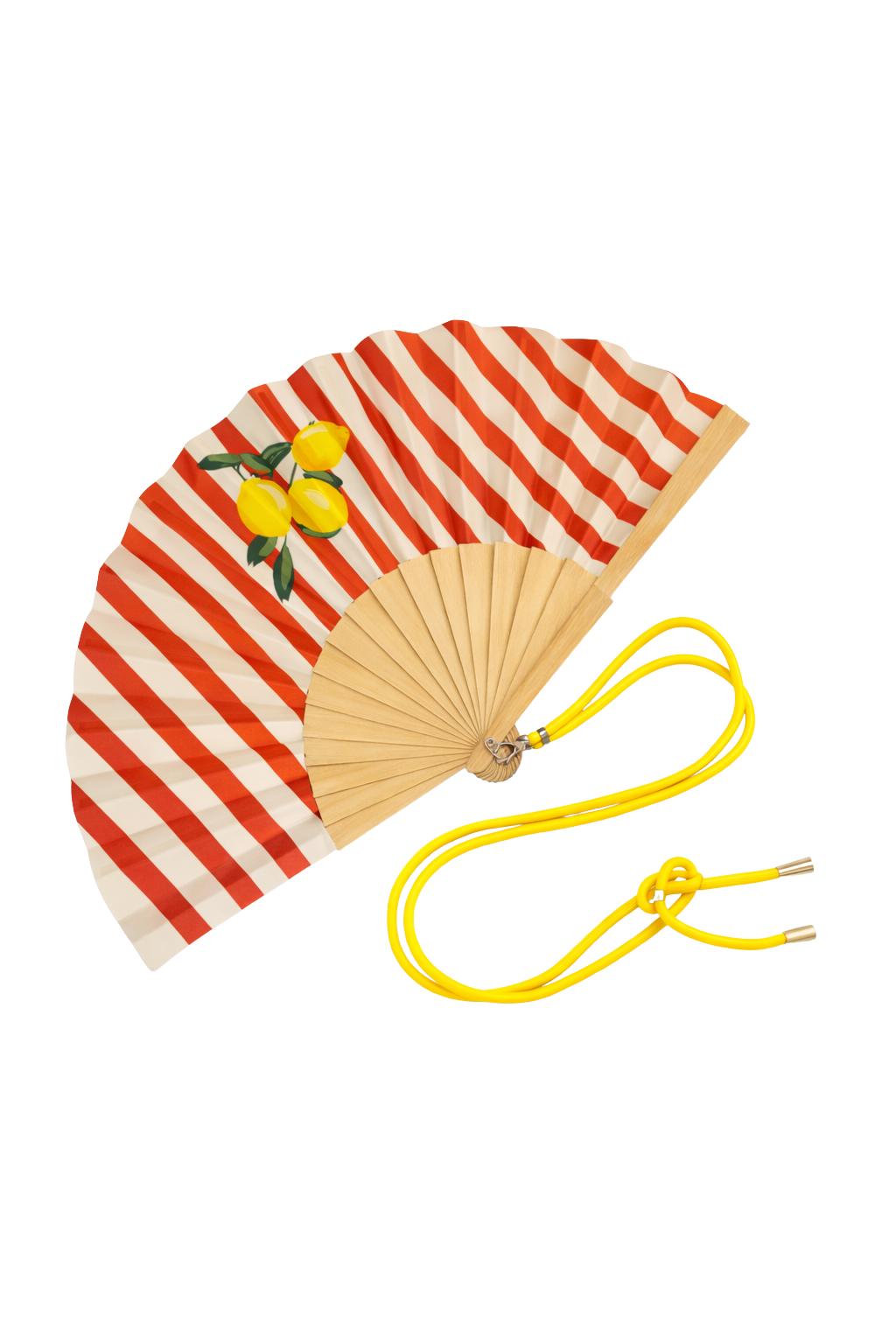 Éventail pliable motif citron aux rayures rouges et crème, avec structure en bois naturel et bandoulière jaune ajustable.
