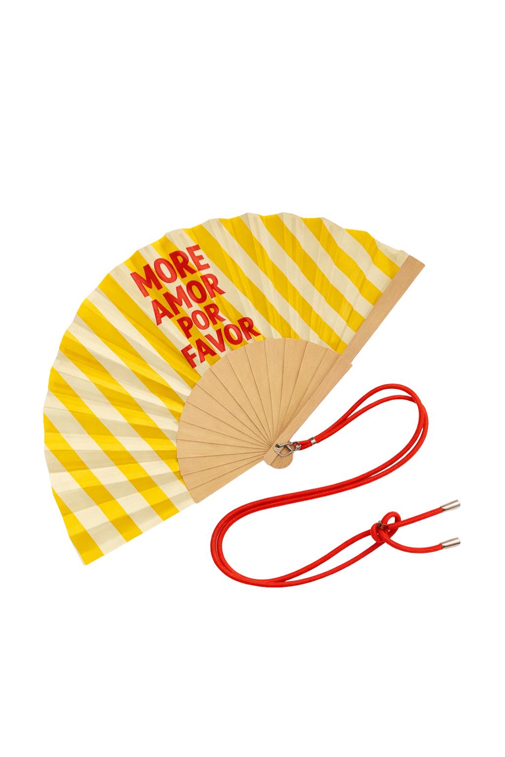 Éventail en bois et textile rayé jaune et crème, orné du message « More Amor Por Favor ». Léger, élégant et équipé d’une bandoulière ajustable rouge pour l’emporter partout.
