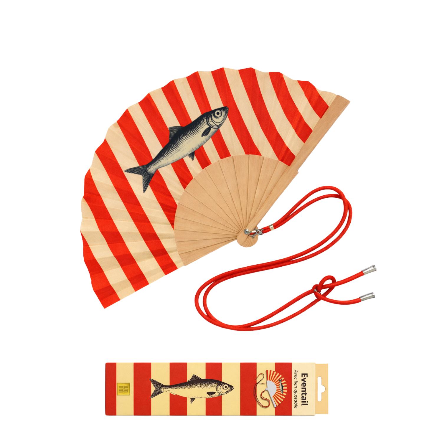 Éventail Sardine présenté avec sa boîte cadeau assortie, au design rayé rouge et écru.
Un ensemble prêt à offrir, à l’esthétique estivale et graphique, signé WOOM.