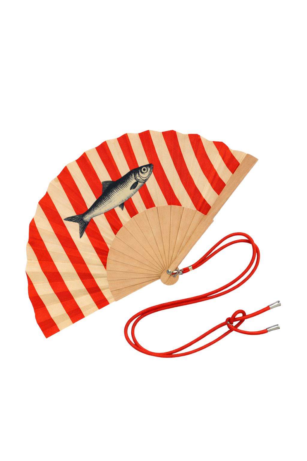 Éventail Sardine ouvert, avec illustration de sardine au style vintage sur fond rayé rouge et écru.
Structure en bois naturel et lien ajustable rouge pour un porté pratique et confortable.