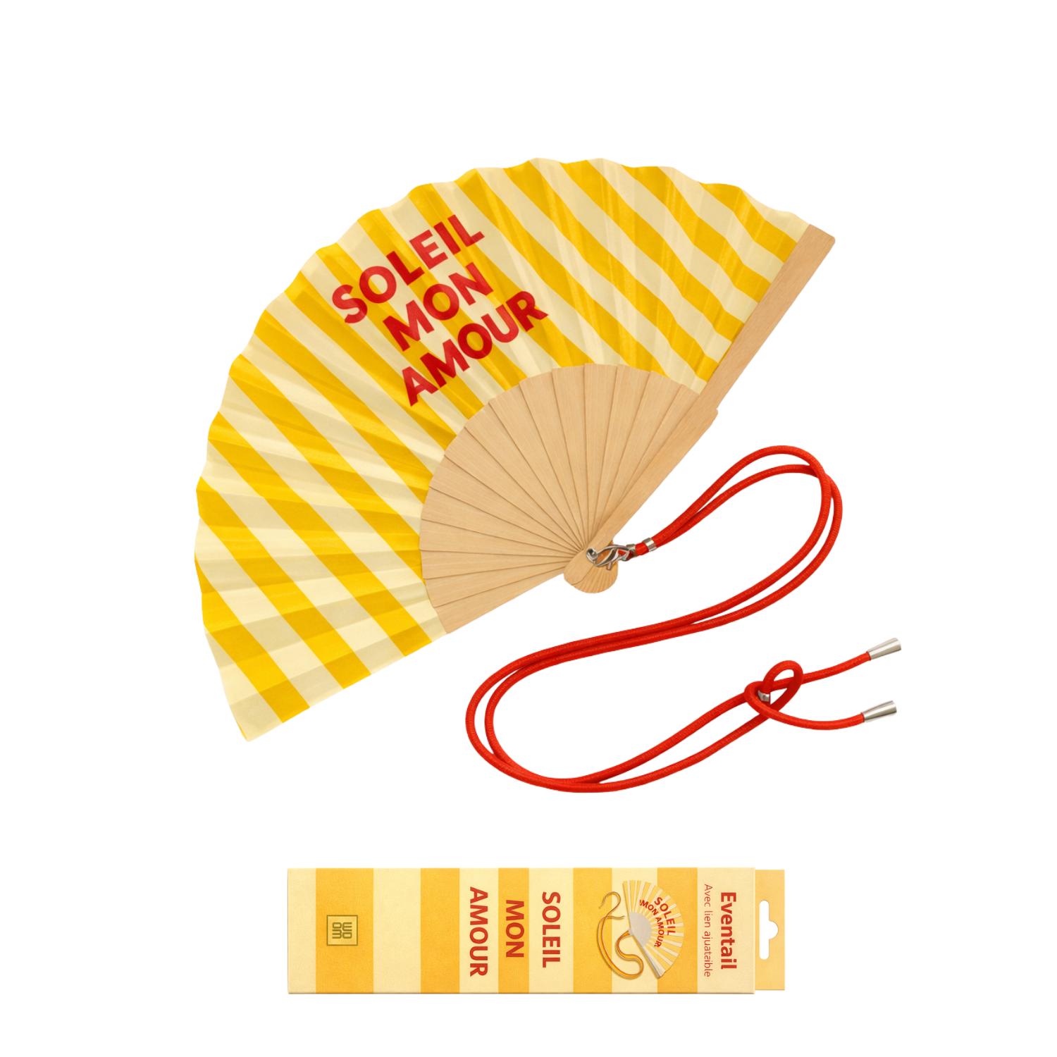 Éventail « Soleil mon amour » présenté avec sa boîte cadeau assortie.
Un duo élégant et coloré, parfait pour offrir ou se faire plaisir, qui reflète l’univers solaire et joyeux de la collection.