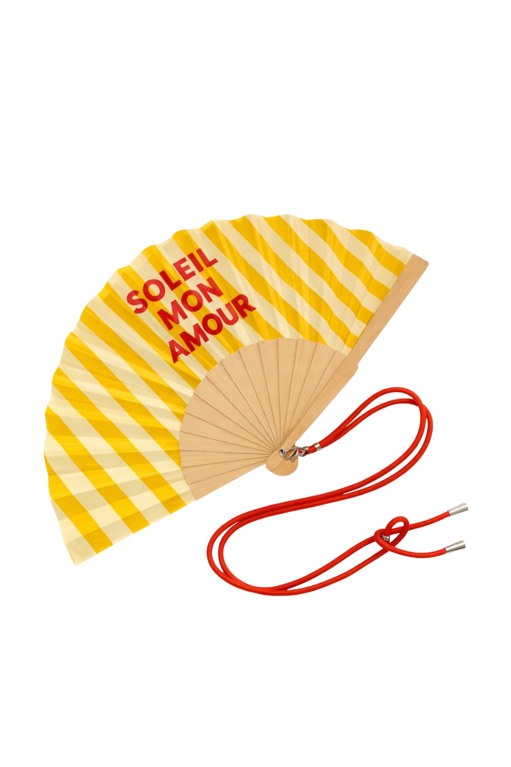 Éventail en bois et textile rayé jaune, orné du message « Soleil mon amour ».
Doté d’un lien ajustable, il est facile à transporter et idéal pour se rafraîchir avec style pendant les fortes chaleurs.