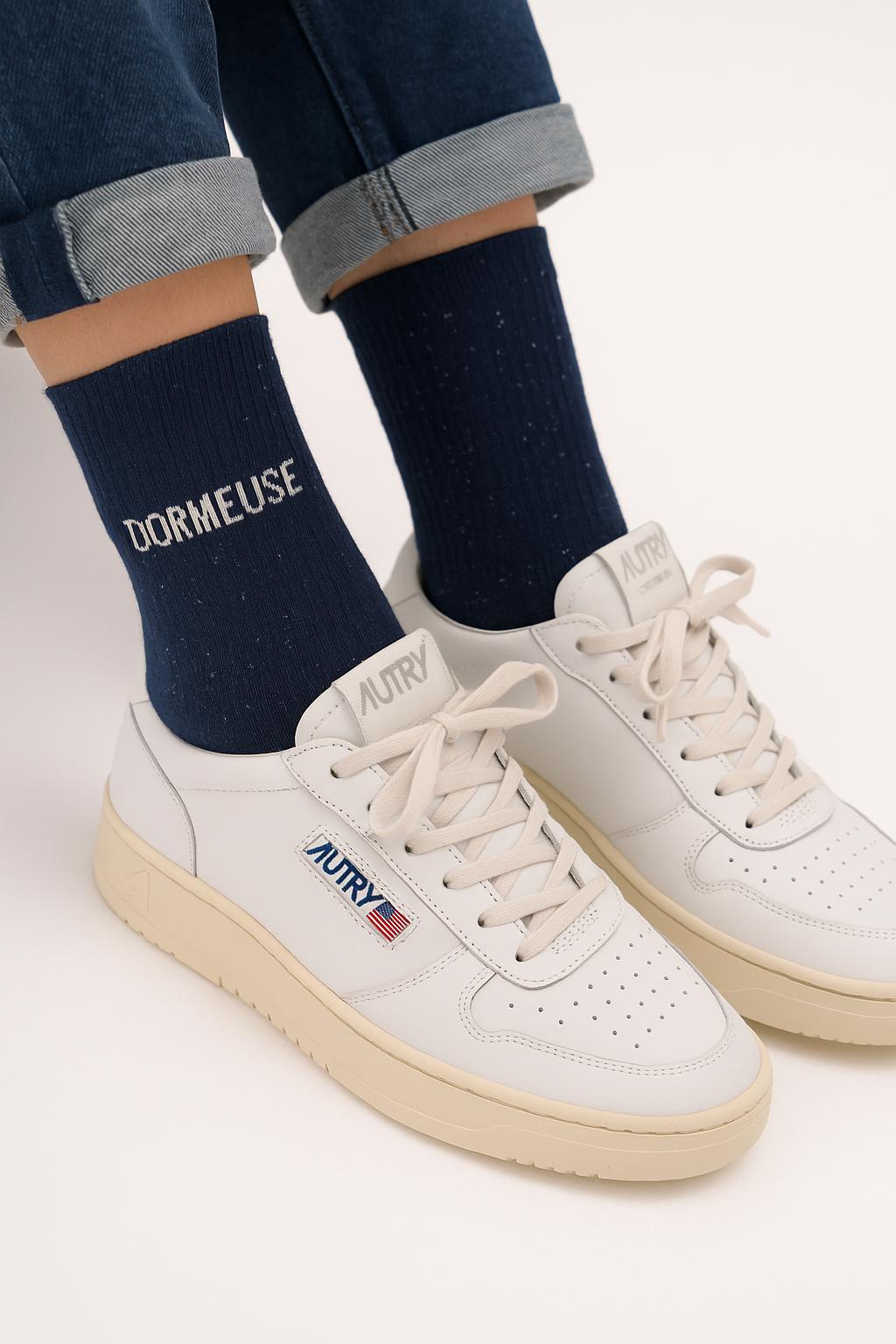 Chaussettes bleues à paillettes modèle  "Dormeuse"  portées - Look tendance chaussettes glitter - Woom