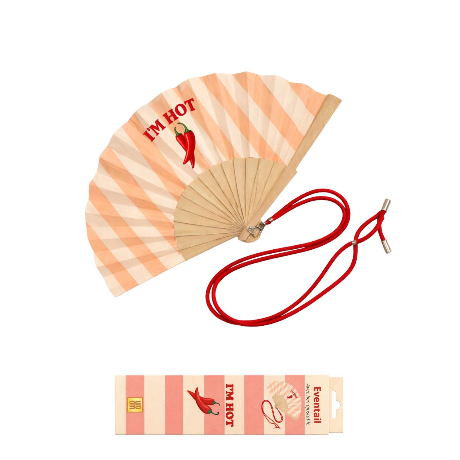 Éventail I’M HOT présenté avec sa boîte cadeau assortie. Un duo graphique et coloré, idéal à offrir ou à s’offrir, qui combine design, fraîcheur et esprit estival.
