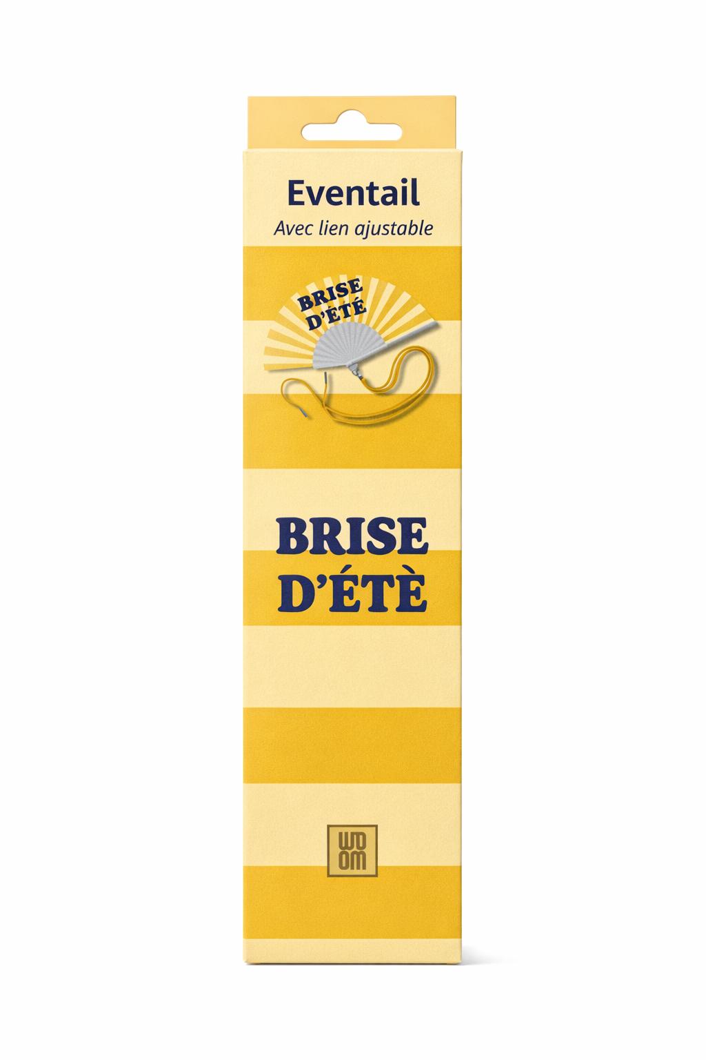 Éventail Brise d’été déplié, aux rayures jaunes et écrues, avec inscription bleu marine et bandoulière ajustable assortie.
