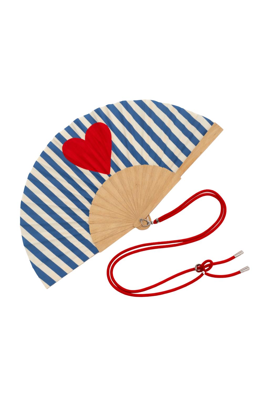 Éventail en bois et textile rayé bleu et crème, décoré d’un cœur rouge. Léger et maniable, il est équipé d’une bandoulière ajustable rouge pour l’emporter partout et l’avoir toujours à portée de main.
