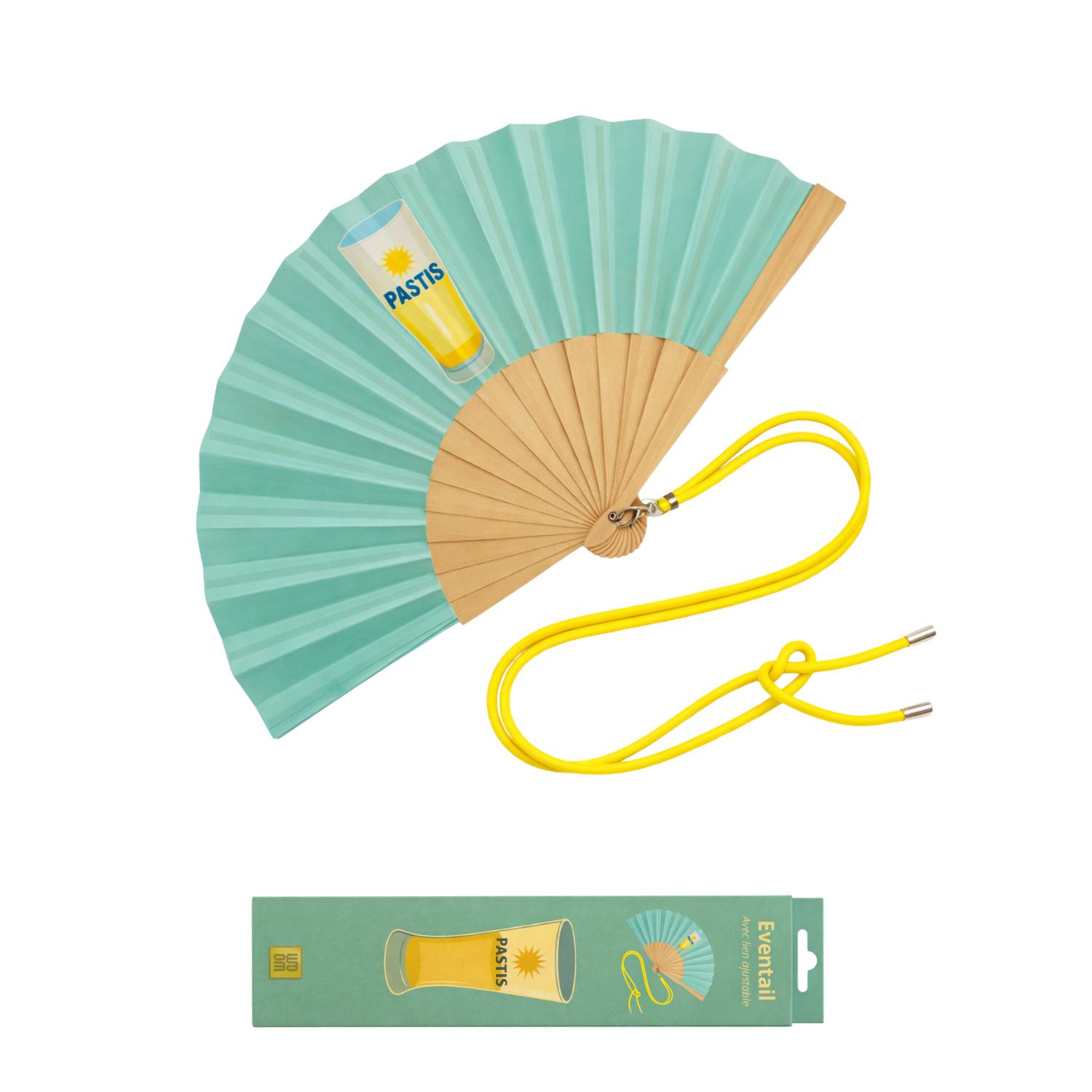 Éventail avec bandoulière Pastis ouvert, en bois naturel et papier vert d’eau, avec illustration d’un verre de pastis et cordon jaune ajustable.
proposé dans sa boîte cadeau en carton
