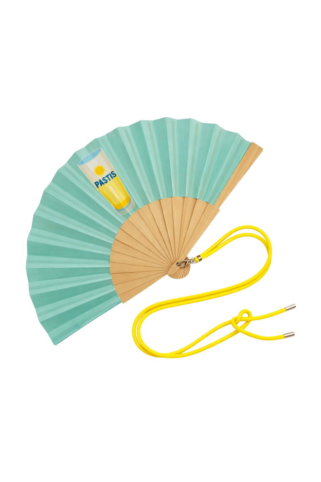 Éventail Pastis avec bandoulière jaune, présenté ouvert sur fond blanc, mettant en valeur le design estival et la finition en bois.
