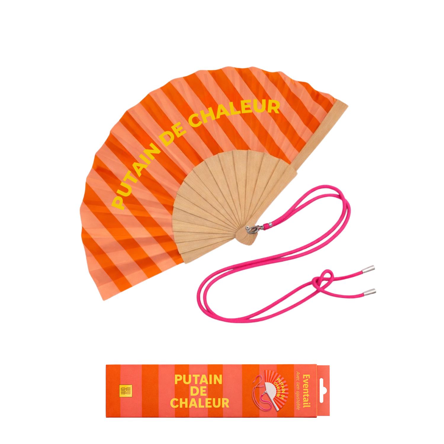 Éventail avec bandoulière “Putain de Chaleur” présenté avec sa boîte cadeau assortie, aux rayures orange et rose. Un accessoire estival pratique, fun et prêt à offrir.
