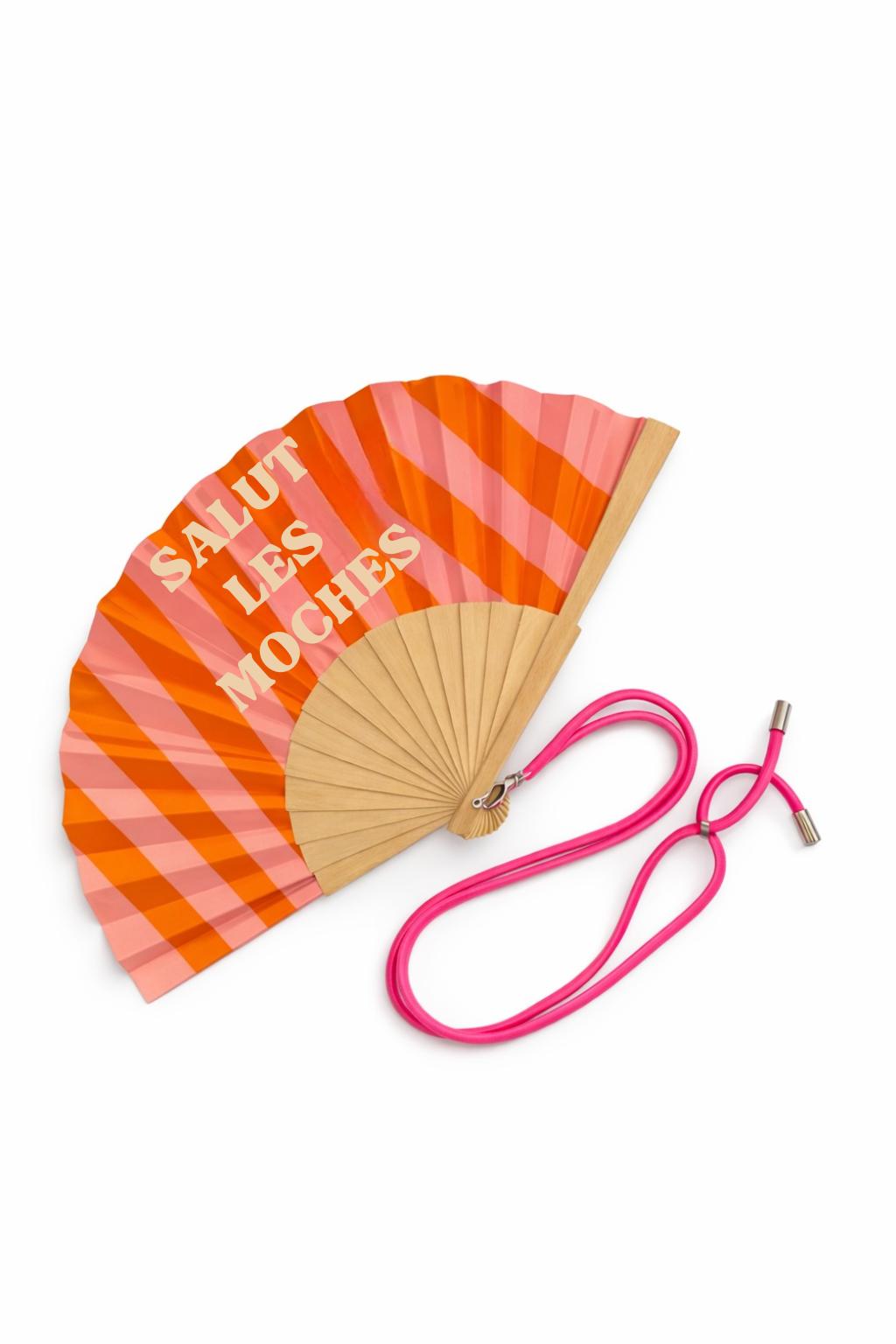 Éventail avec bandoulière rose et orange message “Salut les moches”
