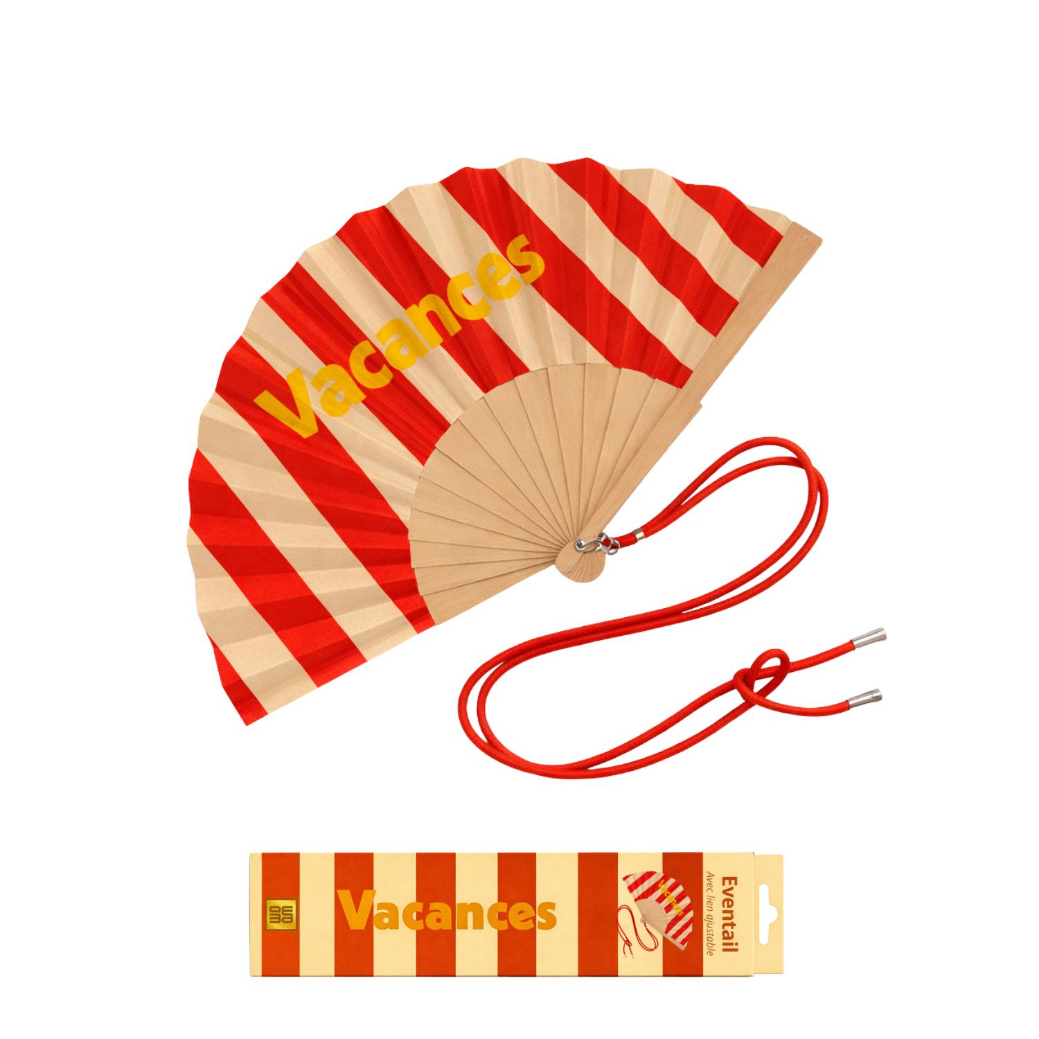 L’éventail « Vacances » présenté avec sa boîte assortie aux rayures rouge et écru.
Un duo harmonieux, idéal pour un cadeau d’été original et coloré.
