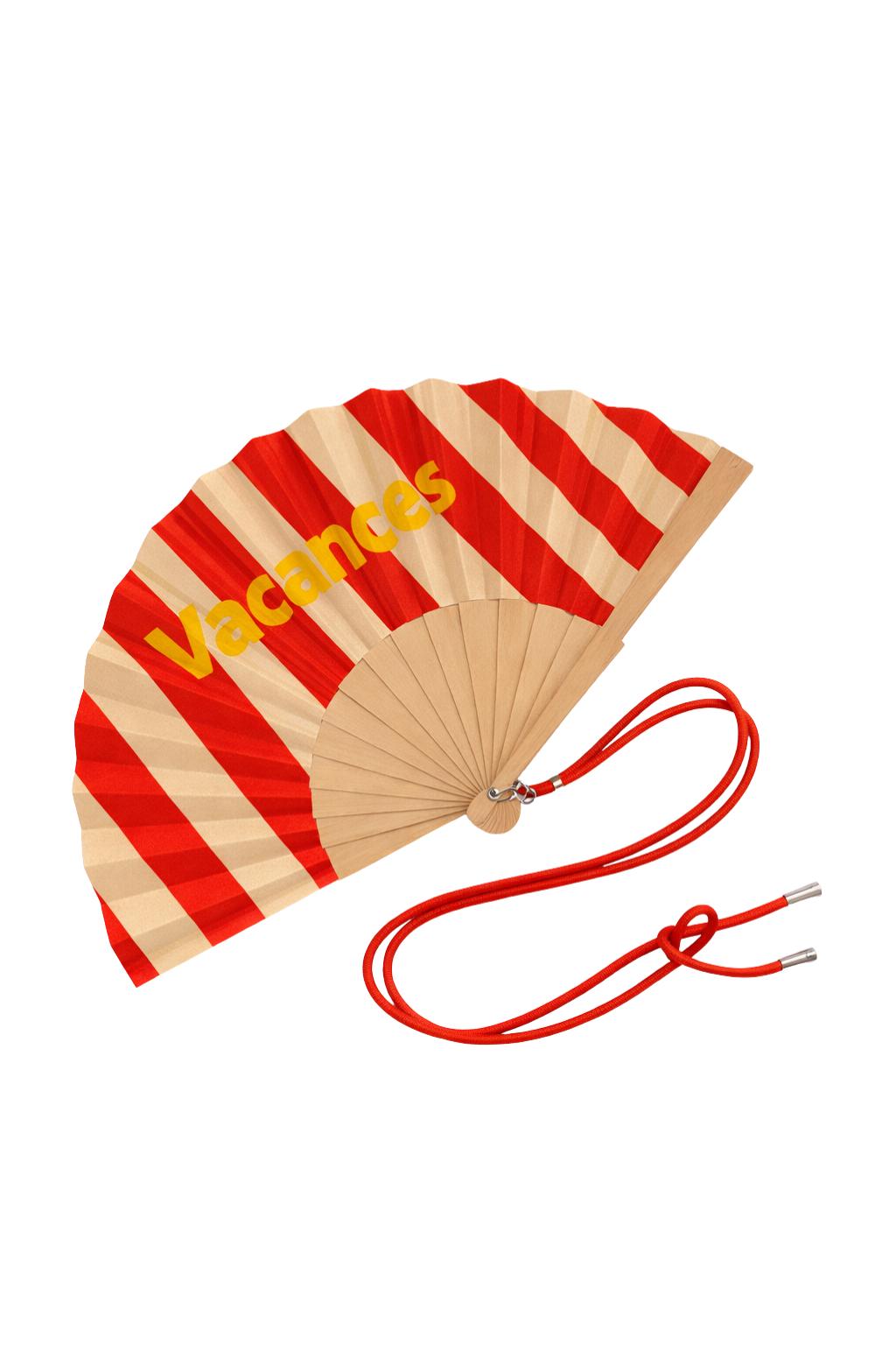 L’éventail « Vacances » déployé, avec son message solaire et ses rayures iconiques.
Doté d’une armature en bois naturel et d’un lien ajustable, il allie fraîcheur et style tout l’été.
